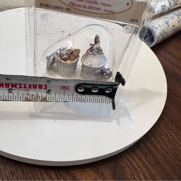 LEMAX 2004 Village Collection Figurine Raccoons Trash Bandits 42878 New - Picture 4 of 5